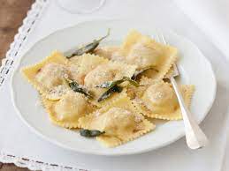 Un primo piatto buono e raffinato da condire semplimente con burro e salvia o con una leggera fonduta al parmigiano. Tortelloni Di Patate Ai Carciofi E Ragu Di Baccala Sale Pepe