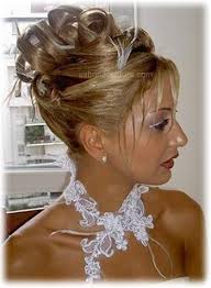 A quest'altezza, i capelli andranno raccolti con un elastico piccolo ed invisibile, mentre le altre onde, andranno a coprire parte della spalla e del seno. Sposa Con Acconciatura Di Capelli Lunghi Raccolti