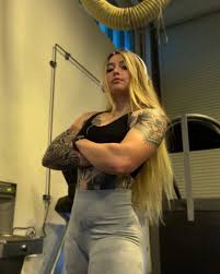 Delanie Strongwaifu - Free pics, galleries & more at Babepedia