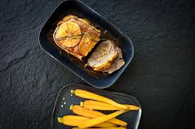 Dans une cocotte, faire revenir le canard en entier avec 30 g de beurre sur feu vif. Roti De Canard A L Orange Carottes Roties A Vos Assiettes Recettes De Cuisine Illustrees