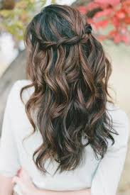 Anche quest’anno abbiamo aggiornato la nostra raccolta con le migliori acconciature capelli corti o medi, aggiungendo i nuovi look 2022 a cui ispirarsi per cambiare aspetto. Acconciature Semplici E Veloci Per Tutti I Giorni