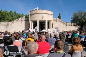 327 likes · 48 talking about this. Maria Oltalmat Kertek Fatimaban Az Eucharisztikus Kongresszusra Romkat Ro