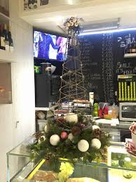 Ho acquistato da loro molti addobbi natalizi, in più volte , ogni volta facendo file lunghissime alla cassa. Decorazioni Per Negozi Bar Ristoranti Alberghi Addobbi Vetrine Roma E Lazio Www Laflorealedistefania It Decorazione Festa Decorazioni Addobbo