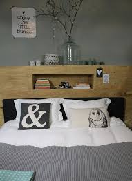 la petite niche au dessus du lit est tres bien pour y poser son telephone un bouquin et le reveil parfait slaapkamerideeen slaapkamerinterieur slaapkamer