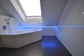 badezimmer mit spanndecke in der schrage und led band bad renovieren fliesen led ledband badewanne dachschraege bad renovieren spanndecken bad decke