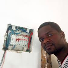 NYUMBA YA MAAJABU: 8 Alipoingoia jikoni alishangaa sana kuona vyombo vyote  vimeoshwa na vimeshapangwa kabatini kwakweli alijikuta akipiga kelele na  kumfanya Ibra amfate kwa haraka sana, “Vipi Sophia nini tena mke wangu?” “