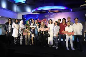 Mamat (enam dari kiri) bersama barisan pelakon. Hantu Kak Limah Bakal Riuhkan Pawagam Bermula 9 Ogos 2018 Finas