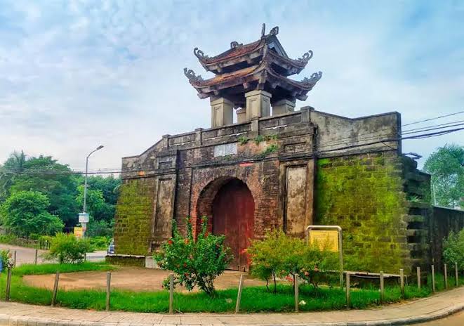 𝐍𝐡𝐚̀ - Cổng Thành Vinh là một trong những di tích lịch sử quý giá tại  trung tâm thành phố Vinh, Nghệ An. Đây từng là một phần của hệ thống thành