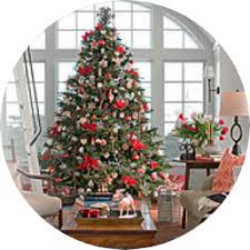 Alle teile zeigen einen reich dekorierten weihnachtsbaum mit geschenken darunter. Savoy Blue Spruce Artificial Christmas Trees Platinum Collection Treetime