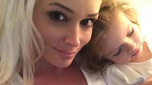 Haben sich die beiden beim friseur etwa beide die haare färben lassen? Fans Sind Sauer Daniela Katzenbergers Neue Frisur War Nur Eine Perucke