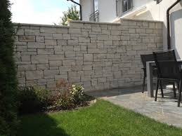 Mauer Aus Getrommeltem Jura Kalkstein In Rebmauerwerk Gartnern Mit Wenig Platz Gartengestaltung Vorgarten Terrasse