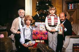 Dem abwurf fertig mit lametta, sternen und glocken geschmückter künstlicher weihnachtsbäume. Weihnachten Mit Loriot Und Familie Heinz Becker Alle Termine 2020 Weihnachten Bei Hoppenstedts Und Alle Jahre Wieder An Den Feiertagen Tv Wunschliste