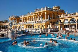 Il bagno széchenyi si trova in un edificio simile a un castello, proprio nel centro della città e ha aperto le sue porte nel 1913.l'acqua termale che fornisce questo centro termale si rompe in superficie da una profondità di 1246 metri, a una temperatura di circa 76 gradi in gradi celsius. Bagni Termali Szechenyi Szechenyi Gyogyfurdo Tours 2021