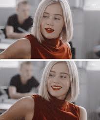 прическа на свадьбу к подруге на волосы средней длины Pin Ot Polzovatelya Carol Faw Na Doske Film Obsessions S Izobrazheniyami Pricheski Znamenitosti Shikarnye Devushki