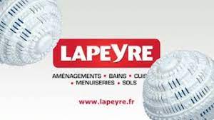 Le refrain de la chanson de la pub joue déjà sur le nom de la marque (nous deux et lapeyre) et se termine par le slogan un toit, quatre. Lapeyre De Boules Y En A Pas Deux Youtube