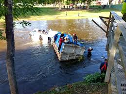 Video Un Camion Con Cuatro Ocupantes Cayo Al Rio En Santa Rosa