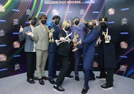 The bandmates of bts became the first south korean singers to dress in dior's 2019 spring and summer men's collection. Photos Bts Flaunts Boyfriend Look With Dior 2021 S S Collection At The 35th Gda Kpopstarz