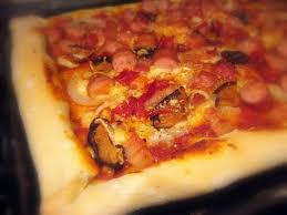 American Pizza With Sausages Pizza Americaine Aux Saucisses Tasca Da Elvira Pizza Pizza Legume Sauce