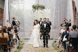Urbane Hochzeit Berlin Mit Glitzerkonfetti Goldkonfetti Goldregen Urban Industrial Chic Wedding In Berlin By M Hochzeit Berlin Heiraten In Berlin Hochzeit