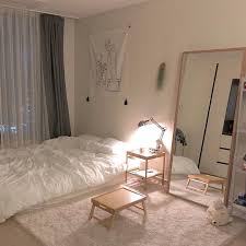 Terlepas dari besar atau kecilnya ruangan, cara menata kamar tidur yang tepat bisa memuat banyak barang, lho. 6 Barang Wajib Untuk Dekor Kamar Ala Drama Korea