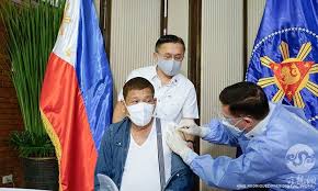 菲律賓共和國（他加祿語：republika ng pilipinas；英語：republic of the philippines），通稱菲律賓，是位於東南亞的一個群島國家。其地理位置處於西太平洋，北隔呂宋海峽與臺灣相望，雙方群島最近的距離為99公里，南隔西里伯斯海與印度尼西亞相望，西隔南海與越南相望. æœç‰¹åœ°æ€»ç»ŸæŽ¥ç§å›½è¯ç–«è‹— è²é¾™ç½'philippine Dragon Media Network Facebook