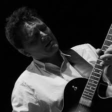 Supergitarist Børge Petersen-Øverleir har bidratt til alt og alle. Nå gjør  han det sjøl både som låtskriver, gitarist