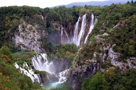 Područje plitvičkih jezera, proglašeno nacionalnim parkom, ubraja se u najljepše prirodne znamenitosti europe. Unesco Prijeti Skinut Cemo Plitvicka Jezera S Liste Tportal