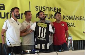 Set de 2 perechi de pantaloni. Casa Pariurilor Devine Sponsorul Oficial Al Fc Botosani Si U Cluj