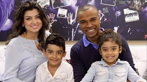 Usage of height is not recognized. Alexandre Pires Leva Filhos Pra Bastidores De Programa Famosos Extra Online