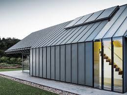 Moderner Zubau Mit Satteldach Ohne Dachvorsprung Die Stehfalzbahnen Ziehen Sich Vom Dach Uber Die Fassade Nach U Architektur Moderne Scheune Haus Fassade Haus