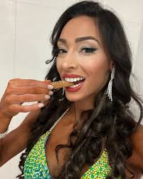 Ha sido un año de muchas lecciones, muy duro y a la vez muy bonito e  intenso✨ Un año de intentar comprenderme sin acabar de entenderme. Una  tarea que dejó pendiente para