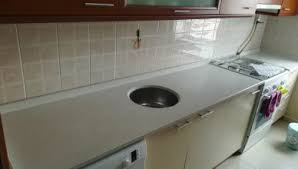 Granit evye kullananlar bundan memnun kaldıklarını iletmektedirler,granit evyeler kuvars ile yapıştırıcı reçinenin bir araya getirilmesiyle oluşurulmuş evye modelidir.üretici firmalar 280 dereceye kadar dayandığını belirtmekteler.yani sıcak suları rahatlıkla kullanabilirsiniz, siyah beyaz mavi kırmızı ve. Kucukcekmece Mutfak Tezgahi Fiyatlari