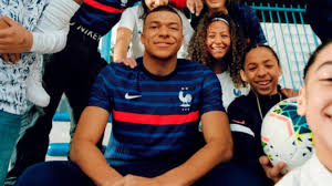 Achetez le nouveau maillot de l'equipe de france pour la coupe du monde 2018 russie au meilleur prix avec la livraison gratuite dès 50€ ! Equipe De France Decouvrez Le Nouveau Maillot Des Bleus