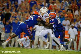 Jarrad Davis 40 And Keivonnis Davis 95 Combine To Sac Umass Quarterback Ross Gator Nation Gator Florida Gators