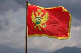 В центре полотнища изображен герб черногории. Nad Shtab Kvartiroj Nato Podnyali Flag Chernogorii
