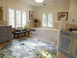 Thats a great idea if you have a smaller bathroom too. 40 Luchshih Idej Dlya Interera I Dizajna Dachnogo Doma Zagorodnyj Dom Large Bathroom Rugs Bathroom Rugs Large Bathroom Rug Ideas
