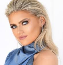 Arianna Ford's Instagram, Twitter & Facebook