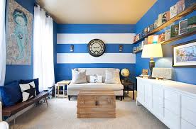 This design from groovexi is probably photoshoped but as you can see, the living room has wooden walls and flooring and the lines of the wood don't make it look boring. 15 Fabulous Living Rooms With Striped Accent Walls
