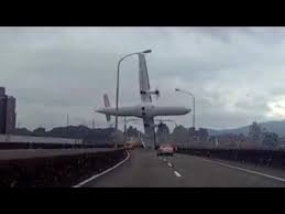 Le foto dell'incidente aereo a inca, palma di maiorca. Taiwan Almeno 23 Morti In Incidente Aereo Le Immagini Fanno Il Giro Del Mondo Youtube