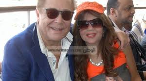 والتقطت تلكَ الصورة للمُعجبة بوسي شلبي، مع الفنان، محمود عبد العزيز، وزوجتهُ، جيجي زويّد. Ø¨ÙˆØ³ÙŠ Ø´Ù„Ø¨ÙŠ ØªÙ†ÙÙŠ Ø§Ù†ÙØµØ§Ù„Ù‡Ø§ Ø¹Ù† Ù…Ø­Ù…ÙˆØ¯ Ø¹Ø¨Ø¯Ø§Ù„Ø¹Ø²ÙŠØ² ÙÙ† ÙˆØ«Ù‚Ø§ÙØ© Ø§Ù„ÙˆØ·Ù†