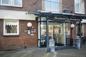 De achterhoekse doelman keert zodoende terug bij de club waar hij de jeugdopleiding doorliep én zijn debuut maakte in het betaald voetbal. Hoe Ziet Stadshotel De Graafschap Er Van Binnen Uit Indebuurt Doetinchem
