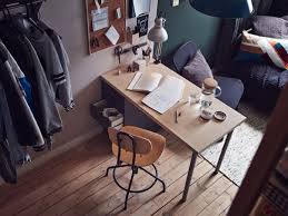 Ein Schrager Blick In Den Raum Zu Sehen U A Kullaberg Drehstuhl In Kiefer Schwarz Jugendzimmer Gestalten Jugendzimmer Einzimmerwohnung Einrichten