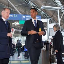 Für dennis aogo vom fc schalke 04 begann der europapokaltrip in die ukraine denkbar schlecht. Dennis Aogo Vom Fc Schalke 04 Erklart Warum Er Einen Chauffeur Hat Schalke 04