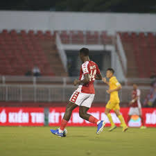 Cứ nhìn cái cách thủ môn bùi tiến dũng lao ra lấy tay như muốn đỡ mặt che nhan sắc là đủ thấy, người hùng quốc dân của u23 việt nam ngày nào đã muốn lấn sân showbiz lắm rồi. Trong Máº¯t Ngoáº¡i Binh Senegal Thá»§ Mon Bui Tiáº¿n DÅ©ng Co Trinh Ä'á»™ Ra Sao