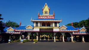 Banyak juga wisatawan yang juga berwisata ke pantai ini. Langgar Prokes Waterpark Kenjeran Ditutup