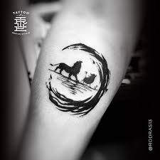 The infinity symbol combined with the phrase represent the desire to live life without stressing over the things that you can't change. Hakuna Matata Tattoo Hakunamatata Rodras 13 Tattoo Facebook