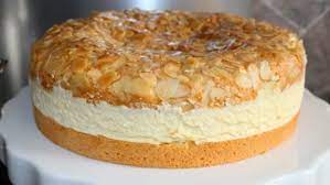 180 gr di fecola di patate, 130 gr di zucchero semolato, 50 gr di mandorle pelate, 5 uova, la scorza di 1/2 limone non trattato, 1 bustina di lievito, un pizzico di sale. Torta Alle Mandorle E Crema Un Esplosione Di Gusto Al Primo Assaggio