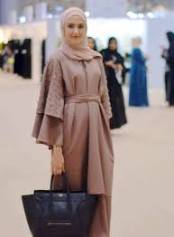 Namun bisa juga dikombinasikan dengan keduanya. Pin Oleh Estie Suciati Di Gamis Model Pakaian Wanita Model Pakaian Hijab Model Pakaian