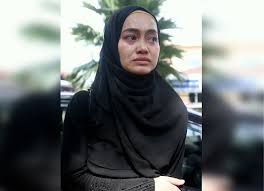 Pembabitan isteri pertama pemuzik bebas muhammad radzi abdul wahid atau ude iaitu intan liana saleh sebagai model kepada jenama tudung kelua. Izreen Tak Ambil Tahu Hal Suami Madu