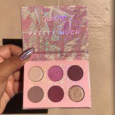 Bestie, you're a vision in this cool neutral palette with a pop of neon magenta! Pretty Much Makeup Julianna Produtos De Maquiagem Colecao De Maquiagem Maquiagem